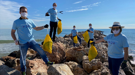 Voluntarios, clientes, colaboradores y submarinistas limpian de residuos la costa valenciana de Massamagrell